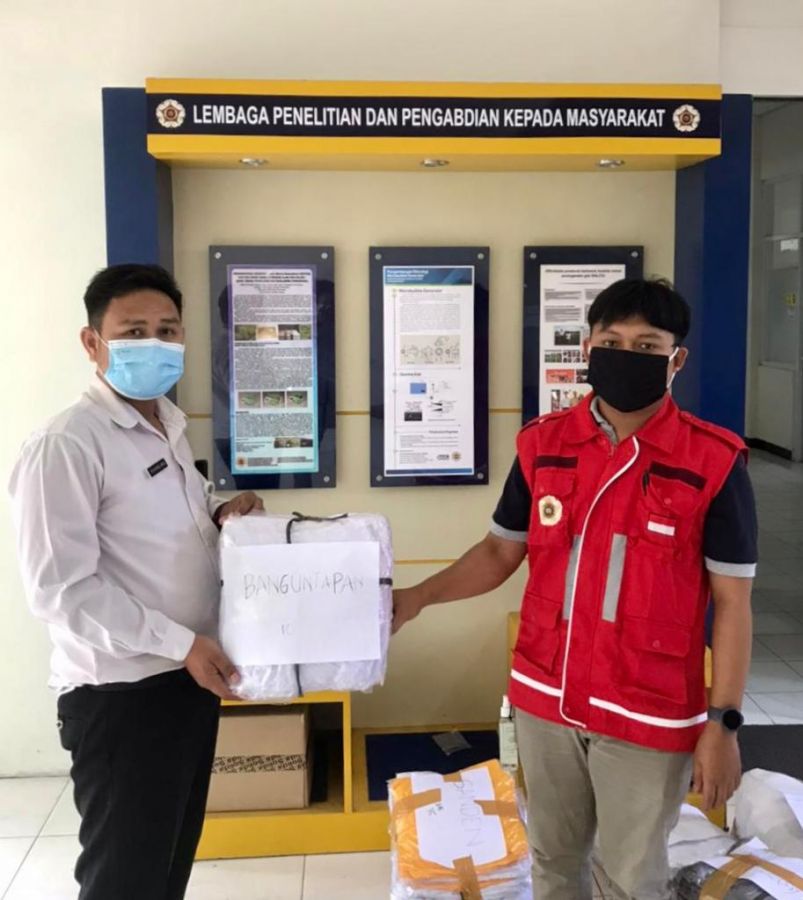 Shelter Bantul dan Sleman Terima Bantuan APD dan Bed Isoman Desa DERU UGM