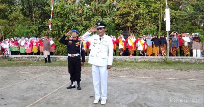 Kepala Desa Troketon Pimpin Upacara Penurunan Bendera di Lapangan Karang Tanon RW 12